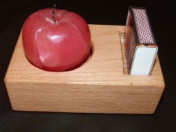 Apfelkerze mit Streichholz